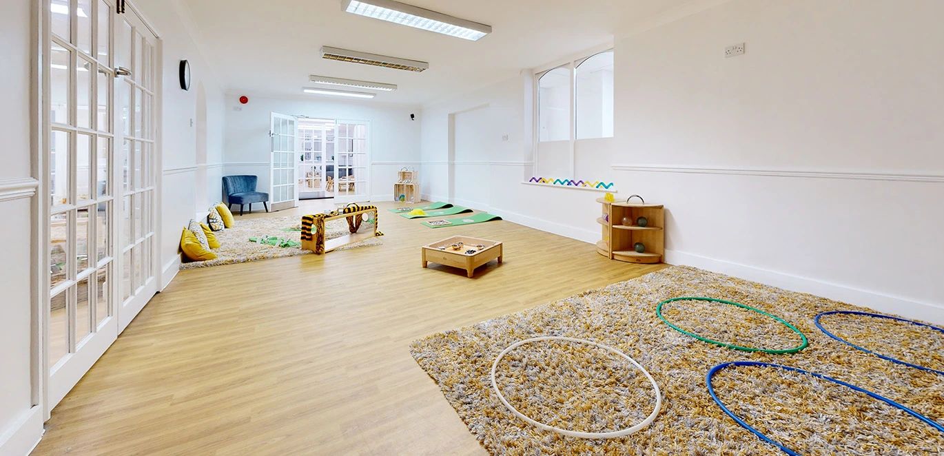 1775135878563-0001-sonning-lane-room.jpg